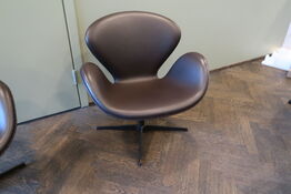Lænestol ARNE JACOBSEN Svanen 3320 i Cognac læder