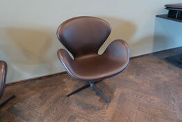 Lænestol ARNE JACOBSEN Svanen 3320 i Cognac læder