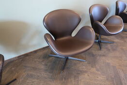 Lænestol ARNE JACOBSEN Svanen 3320 i Cognac læder