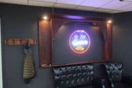 Vægreol, lysskilt samt knagerække