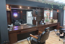 Vægmonteret møbel med spejl med bl.a. ventilator, varelager, hårtørrer, voks m.m. (indhold i reol i midten, medfølger ikke)