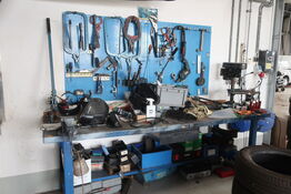 Værkstedsbord med indhold samt 2 stk. tavler 