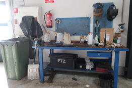 Værkstedsbord med indhold samt 2 stk. tavler 