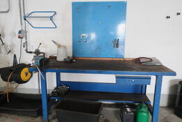 Arbejdsbord samt værktøjstavle 