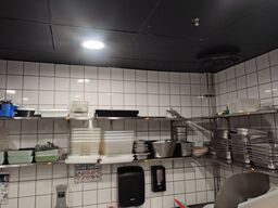 Seks hylder med indhold