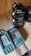  4 Batterier  + Oplader MAKITA