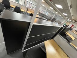 Tre skærmvægge. Måler ca. 180 x 160 cm.