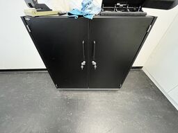 To whiteboards og et lille skab