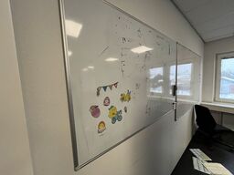 Fire whiteboards, assorteret.