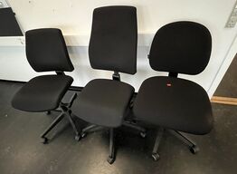 Tre kontorstole, assorterede.