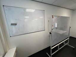 Whiteboard på stativ samt væghængt whiteboard.