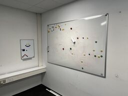 Syv whiteboards, assortrerde. 