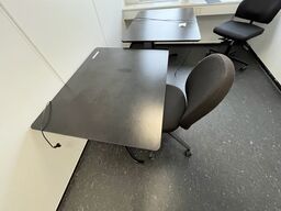 Hæve/sænkebord med stol. 