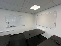 Tre whiteboards, assorterede. 