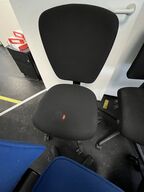 Fem kontorstole, assorteret