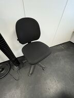 Kontorskab, hattehylde, stumtjener, stol og ventilationstårn