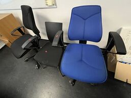 Tre stole, assorterede.