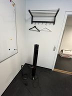 Bordlampe, hattehylde og ventilatortårn.