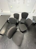 Fem kontorstole, assorterede.