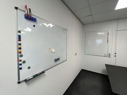 Fem whiteboards, assorterede.