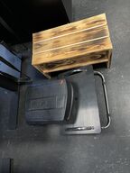 To fodstøtter og lav reol