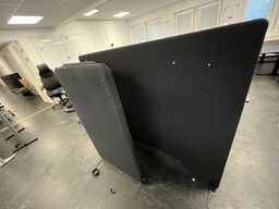 Tre støjskærme assorterede.