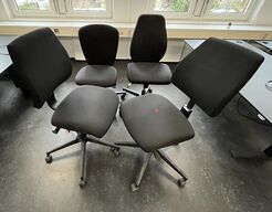 Fire kontorstole, assorterede.