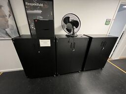 Tre kontorskabe, EFG, samt skuffemodul og bordventilator.