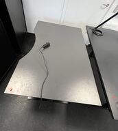 Tre hæve/sænkeborde, assorterede.