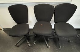 Tre kontorstole, assorterede.