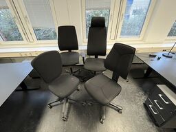 Fire kontorstole, assorterede.