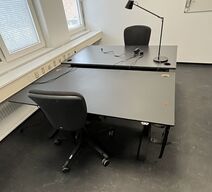 To hæve/sænkeborde med kontorstole. 