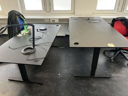 Tre hæve/sænkeborde  med tre stole. 