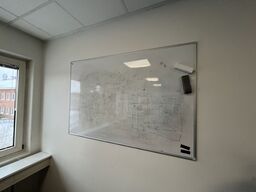 Fem whiteboards assorterede.