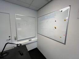 Fem whiteboards assorterede.