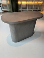 Ovalt betonfarvet bord