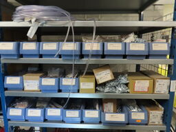 Indhold på reolen, inklusive kasser