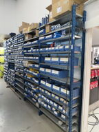 Indhold på reolen, inklusive kasser