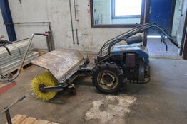 Redskabsbærer med kost ARTIGLIO E