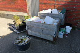 2 stk. paller med div. Dunke samt planter