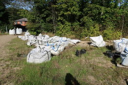 Div. Bigbags med granitskærver, jord m.m.
