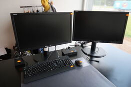 2 stk. 21" LENOVO Skærme, samt dock og JABRA headset