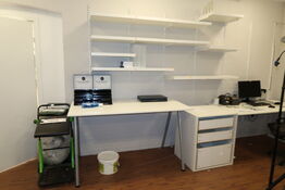 Skrivebord, vægreolsystem samt skab