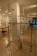 2 stk. tøjstativer samt stænger på væg