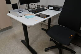 El. hæve/sænke skrivebord uden indhold samt reol uden indhold