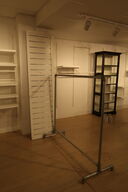 Tøjstativ samt vægreol