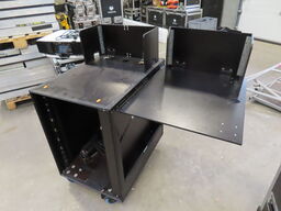 Speciel flightcase med indbygget bord og afskærmning