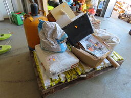 Palle med indhold, gasflasker og materialer