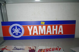 Skilt m/YAMAHA logo ca. 75x19cm