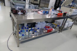 Rustfri stålbord uden indhold